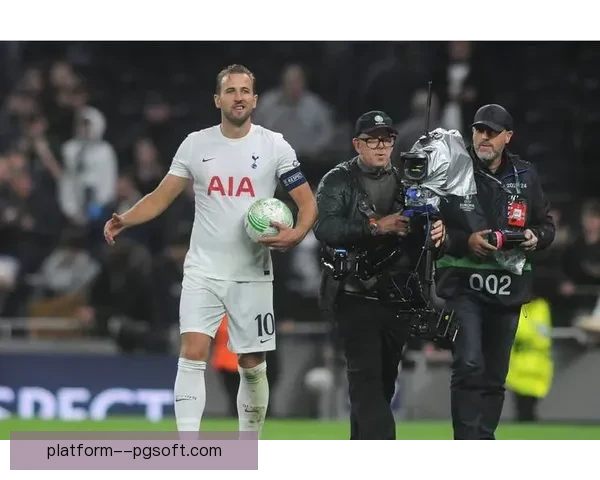 尼古拉斯杰克逊热刺主场上演帽子戏法助球队大胜对手